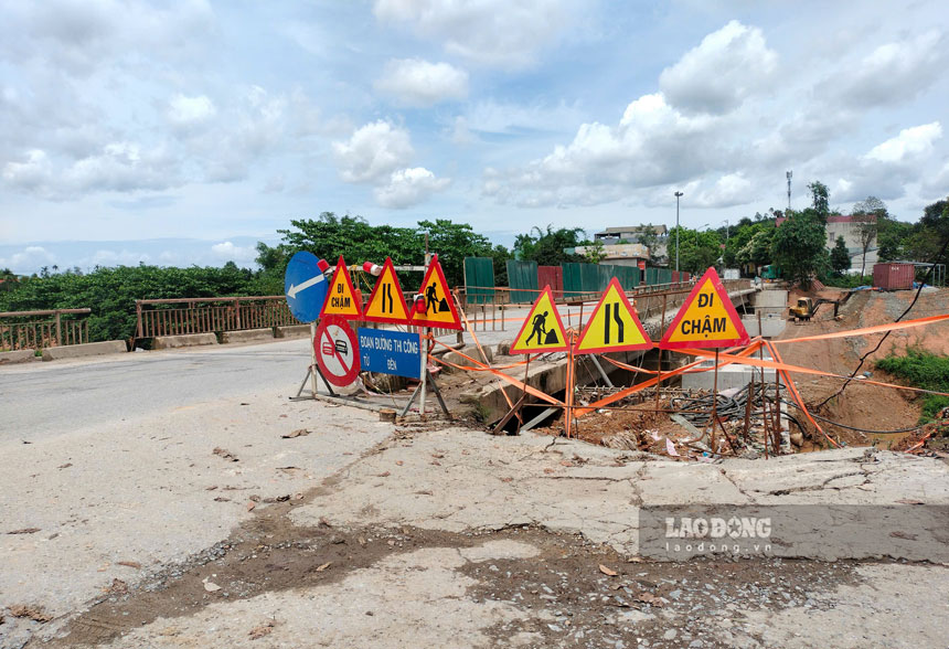 Khu vực xảy ra vụ việc máy xúc rơi xuống sông ngày 11.5. Ảnh: Văn Đức