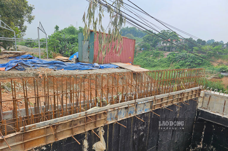 Nhiều cấu kiện sắt thép hoen rỉ. Ảnh: Văn Đức