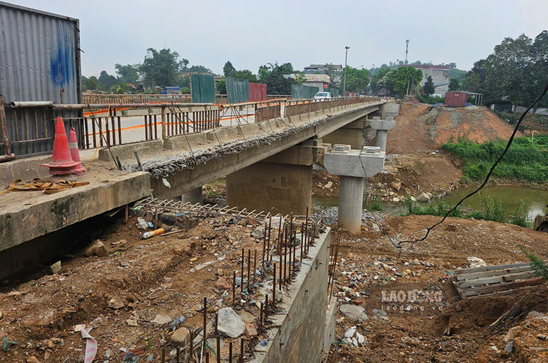 Rác thải xây dựng từ hệ thống cầu cũ chưa được thanh thải, rơi vãi khắp lòng suối.