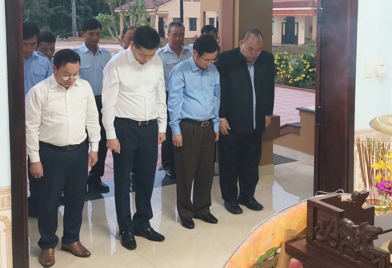 La mision de la provincia de Quang Tri visita los restos de los martires en la provincia de Savannakhet. Foto: Kim Quy