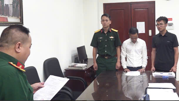 Dieu tra vien Vien kiem sat quan su trung uong tong dat quyet dinh khoi to bi can doi voi Ta Quang Minh. (Anh: VKSQS)