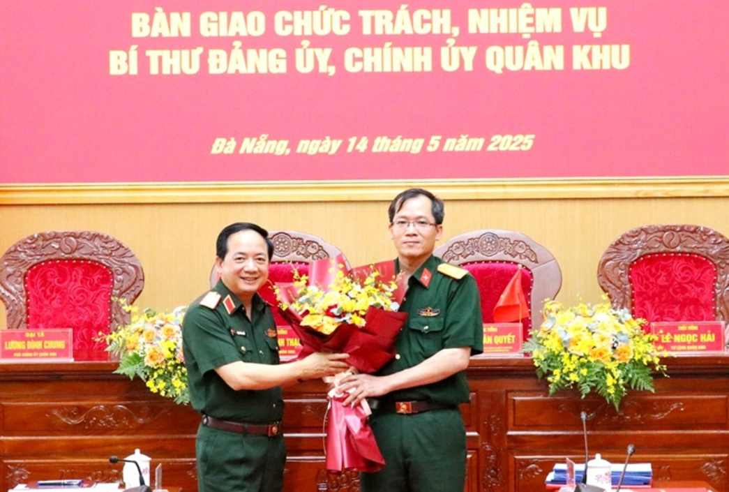Senior General Trinh Van Quyet - Secretary of the Party Central Committee, Standing Member of the Central Military Commission, Director of the General Department of Politics of the Vietnam People's Army presented flowers to congratulate Colonel Luong Dinh Chung at the Military Region 5 Command. Photo: Ministry of National Defense