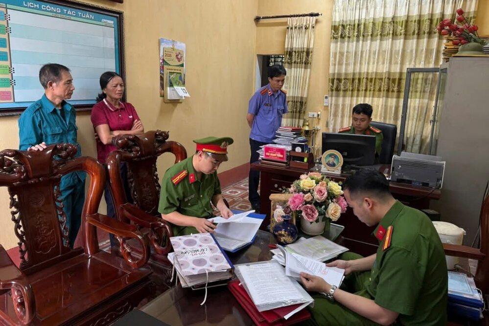 Cơ quan Công an tiến hành khám xét nơi làm việc của Chủ tịch UBND xã Thạch Khoán. Ảnh: CACC.