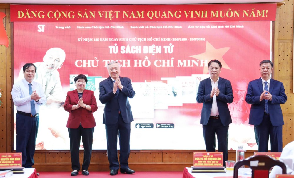 Politburo member, Permanent Deputy Prime Minister Nguyen Hoa Binh (middle) and delegates performed the launching ceremony of the Ho Chi Minh Electronic Bookcase. Photo: Tran Vuong