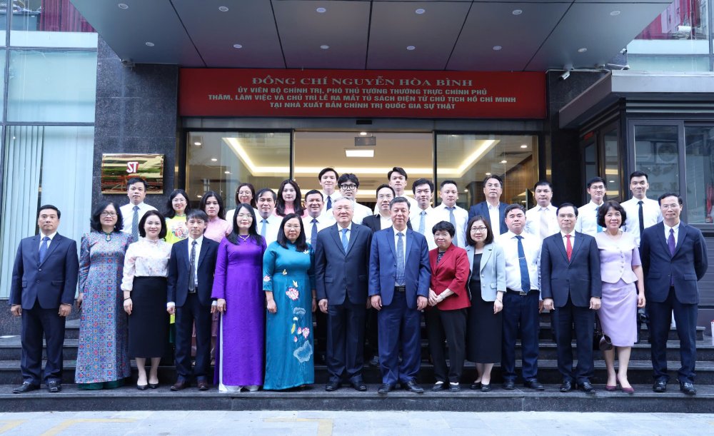 Phó Thủ tướng Thường trực Chính phủ Nguyễn Hòa Bình và các đại biểu. Ảnh: Trần Vương