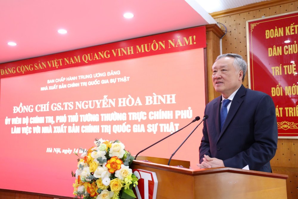 Ủy viên Bộ Chính trị, Phó Thủ tướng Thường trực Chính phủ Nguyễn Hòa Bình phát biểu tại buổi làm việc. Ảnh: Trần Vương