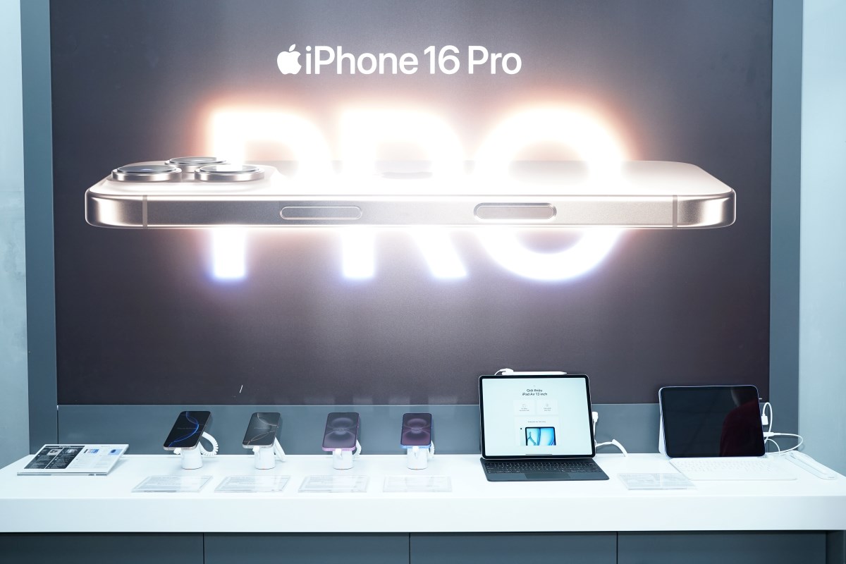 iPhone 16, iPhone 16 Pro phones are being heavily discounted on Chinese commercial platforms. Photo: Tan Nguyen