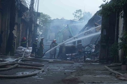 Hanoi Prevencion de incendios y lucha contra soldados de la policia en la tarde de 13.5 incendio en Tay Mo. Foto: Huu Chanh