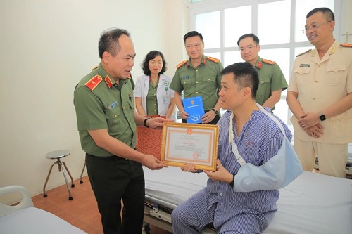 Giam doc Cong an Ha Noi tham chien si bi thuong khi “lao vao bien lua”