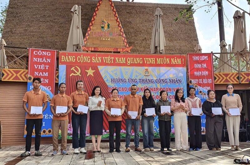 La Federacion Laboral del Distrito de Lac Duong presento obsequios a los trabajadores en circunstancias dificiles. Foto: Prestamo de Thanh