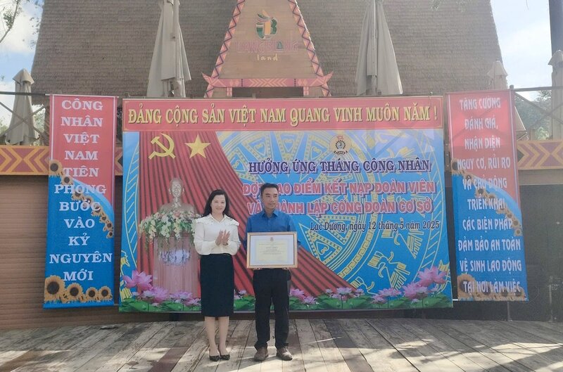 LDLD huyen Lac Duong bieu duong, khen thuong can bo, doan vien, cong nhan lao dong co thanh tich xuat sac, sang tao trong lao dong, san xuat. Anh: Thanh Loan