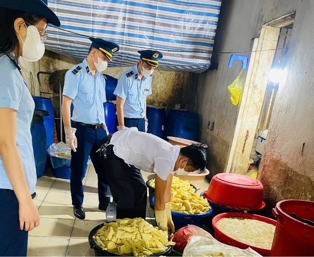 The authorities discovered 600kg of fresh bamboo shoots of unknown origin in Vinh City. Photo: Ngoc Anh