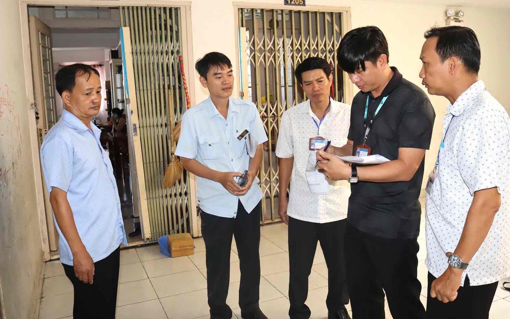 The Inspectorate of Dong Nai Department of Construction inspected the A2 social housing apartment block, Quang Vinh ward, Bien Hoa city, Dong Nai. Photo: HAC