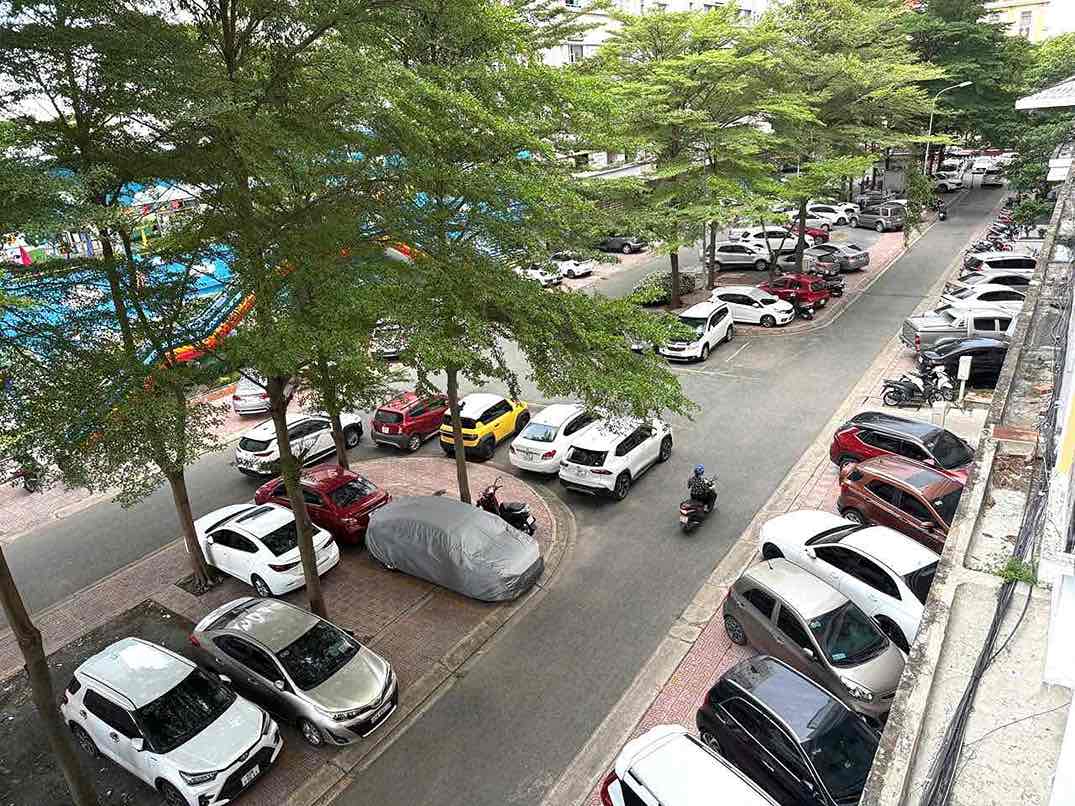 So Xay dung con phat hien tinh trang de, dau do xe o to tai vi tri khong gian duong giao thong noi bo, cong vien cay xanh trong khu dan cu. Anh: HAC