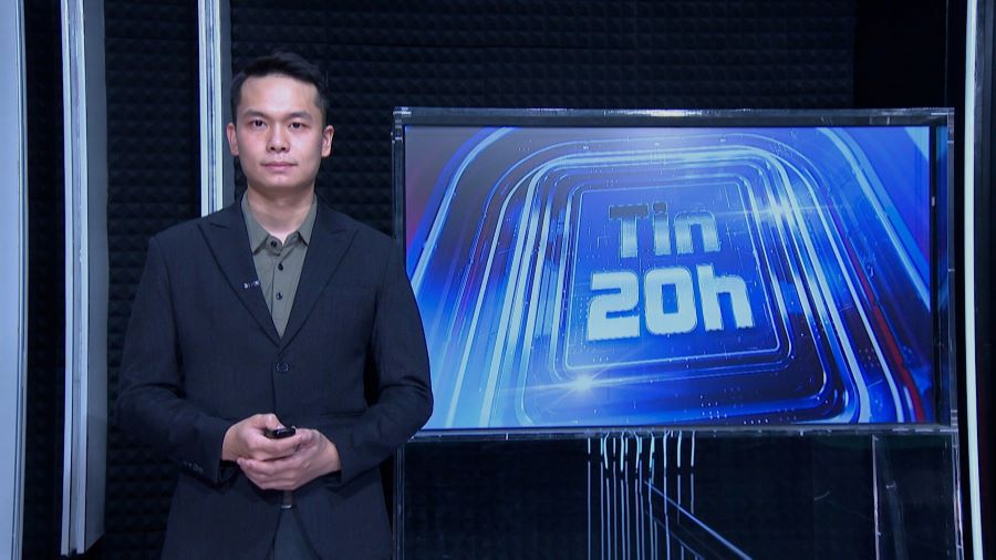 Noticias 20h: Vicepresidente del Comite Popular de la Comuna, simulando simultaneamente la tarea en el Centro de Administracion Publica