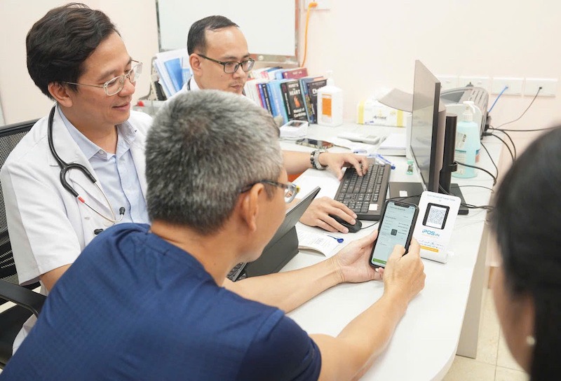 La politica de examen medico y tratamiento gratuitos para todas las personas es una orientacion humana. En la foto hay medicos del Hospital Bach Mai, estan examinando y asesorando a las personas. Foto: BVCC