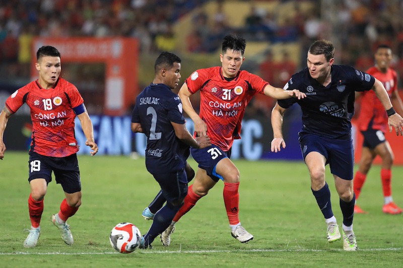 Cong an Ha Noi dang co loi the. Anh: Minh Dan
