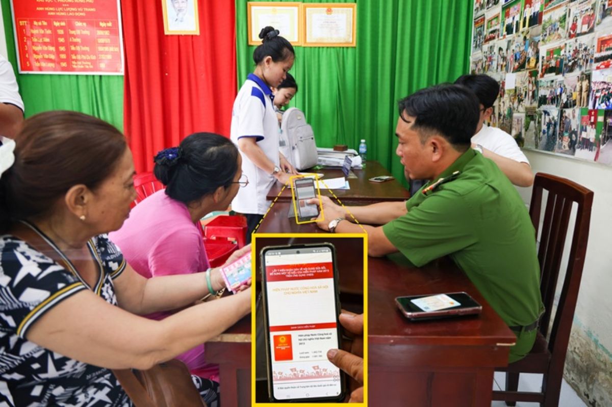 The time to receive comments on the draft revised Constitution in 2013 is until May 29, 2025. Photo: Can Tho City Police