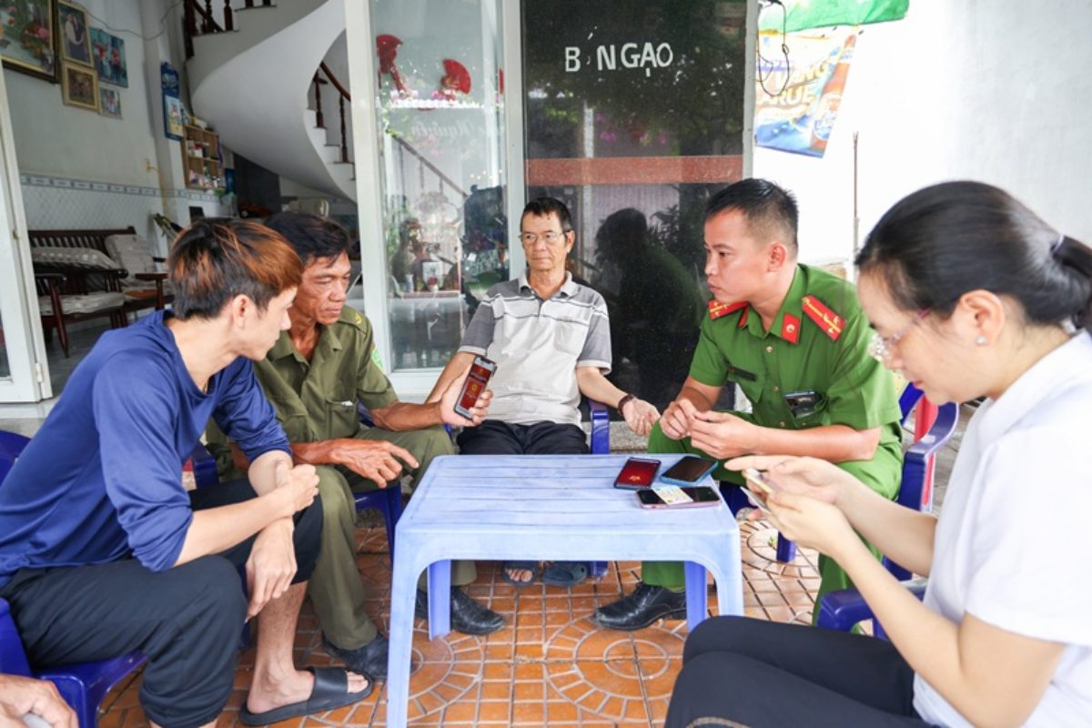 Cảnh sát khu vực cùng lực lượng an ninh trật tự ở cơ sở đến từng hộ gia đình để tuyên truyền và hướng dẫn người dân. Ảnh: Công an TP Cần Thơ