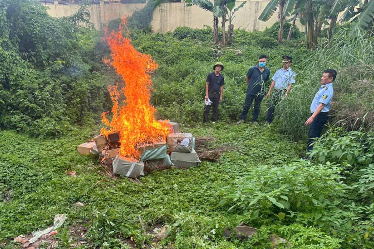 Market Management Team No. 4 supervised and forced the destruction of 300kg of dried pork intestines of unknown origin. Photo: Quang Ninh Market Management