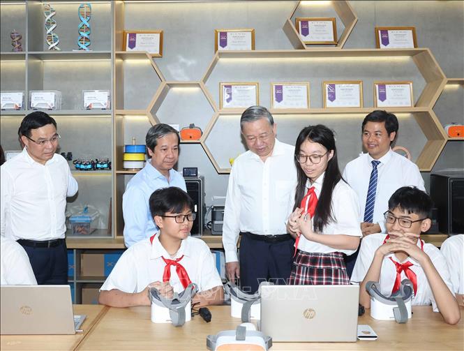 General Secretary To Lam visited the STEM Education Practice Department of Cau Giay Secondary School, Cau Giay District. Photo: VNA