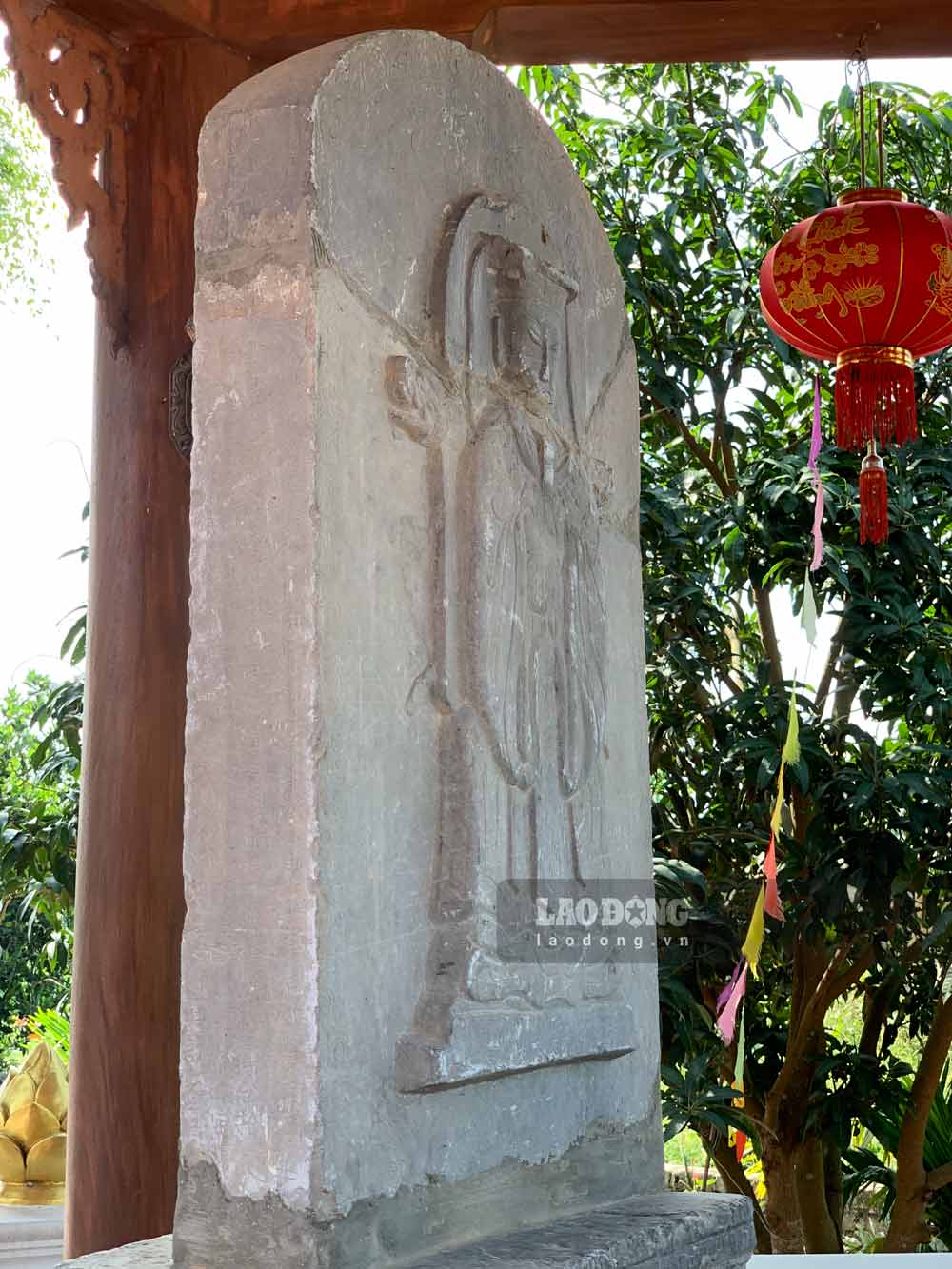Bia chua Giau cao 1m. Anh: Ha Vi