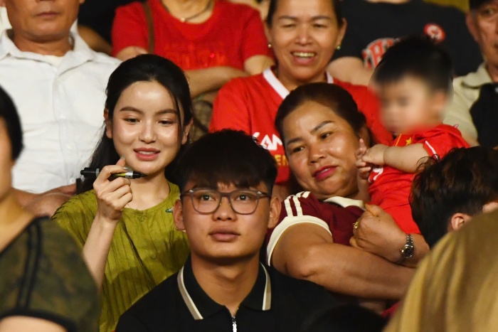 Chu Thanh Huyen and her son were present at Hang Day Stadium to cheer on Quang Hai and Hanoi Police. Photo: Minh Phong