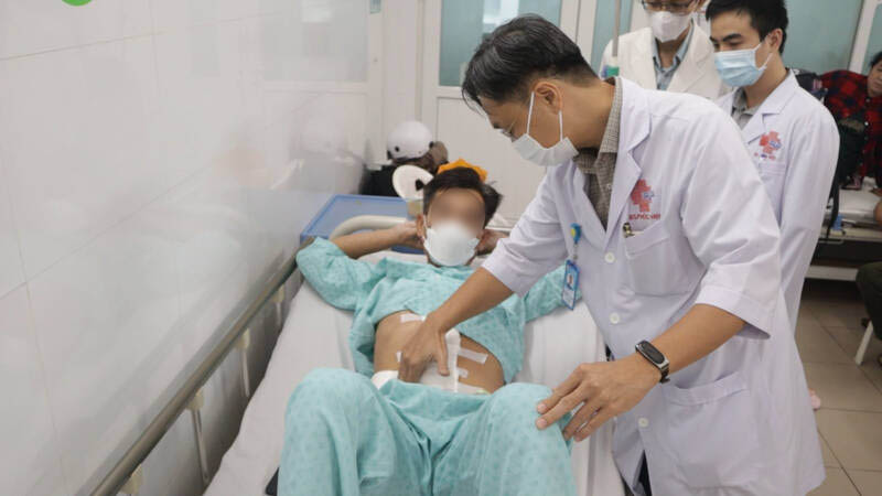 Cirugia para obtener tumor de grasa gigante en el abdomen. Foto: El hospital proporciona