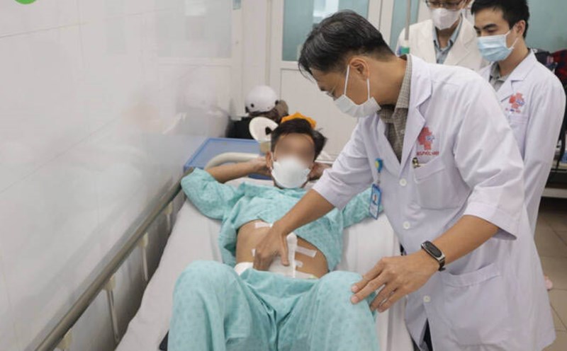 Surgery to remove a giant belly fat. Photo: Provided by the hospital