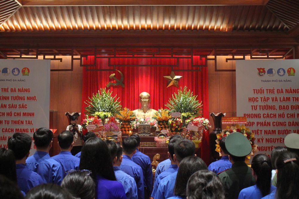 Le dang huong va bao cong dang Bac tai Nha luu niem Chu tich Ho Chi Minh. Anh: Thanh Huyen