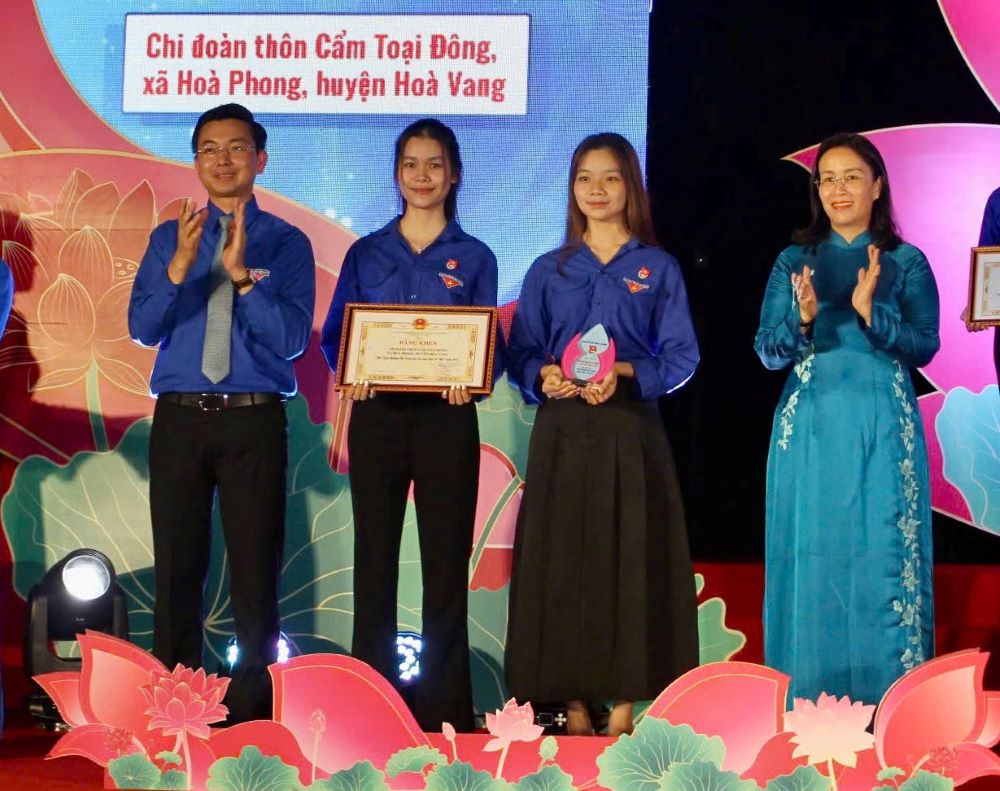 Vice Chairman of Da Nang City People's Committee - Nguyen Thi Anh Thi commended the advanced youth unions for following Uncle Ho's teachings in 2025. Photo: Thanh Huyen