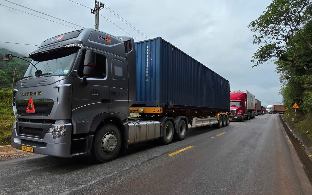 A long line of vehicles was congested from Cha Lo International Border Gate to Naphao Border Gate from the morning of May 14. Photo: Van Thi