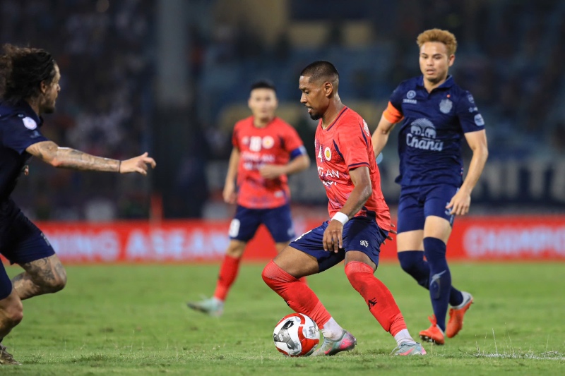 La policia de Hanoi se encontro con Buriram en Hang Day Yard. Foto: Minh Dan