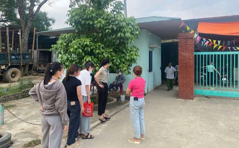 Workers of Fanning Fashion Export Garment Company Limited focused on requesting a refund of nearly 3 million VND that had been deducted. Photo: Nguyen Bon