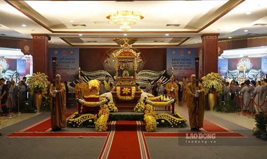 Chùa Quán Sứ thông báo mở cửa 24/24 từ nay đến ngày 16.5 để người dân, Phật tử và du khách thuận tiện chiêm bái xá lợi Đức Phật. Ảnh: Hải Nguyễn