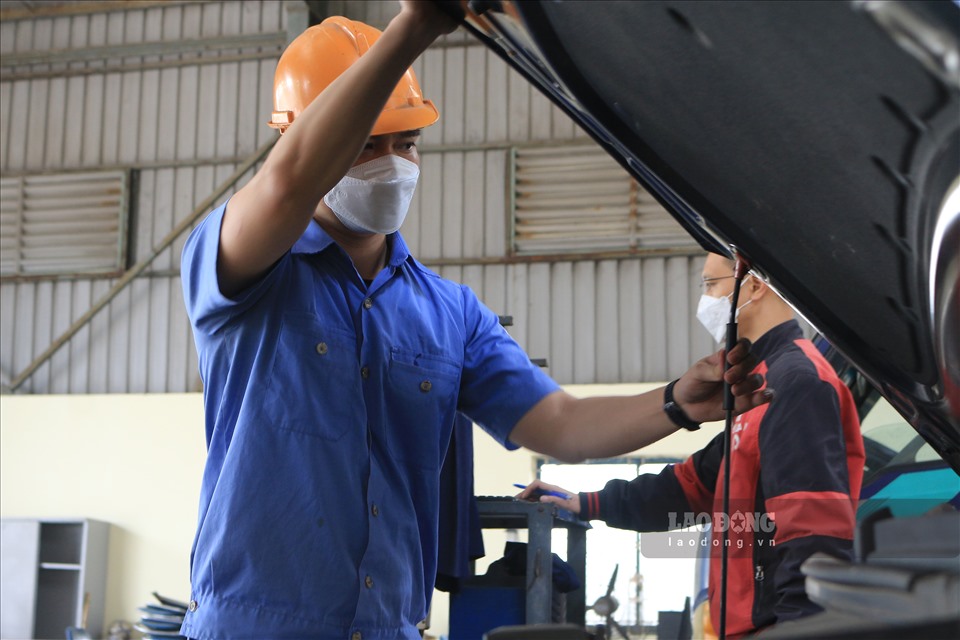 Hanoi requires inspection units to standardize anti-leaving devices for children on the vehicle. Photo: Khanh An