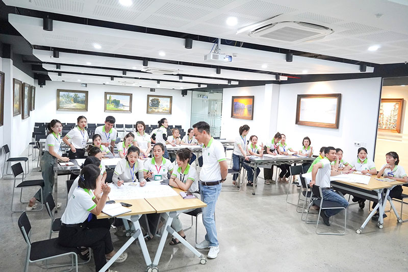 La sesion de entrenamiento es el papel del lider, que pasa la escuela en Pro Sports Nghi Xuan, hacia los beneficios para los trabajadores. Foto: Minh Huong.