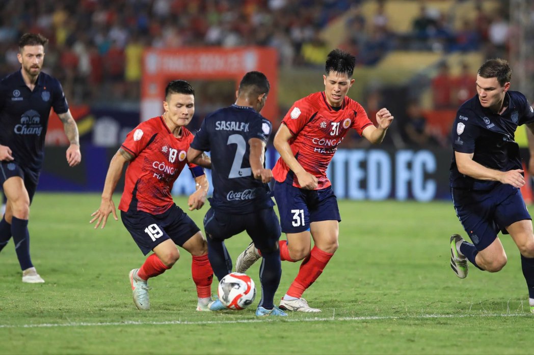 Cong an Ha Noi co tran hoa dang tiec truoc Buriram United. Anh: Minh Dan