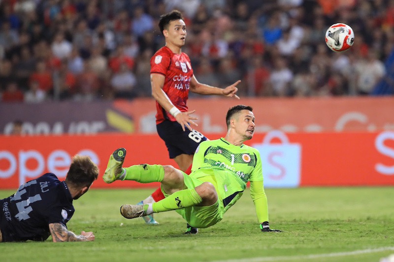 Filip Nguyen conceded 2 goals against Buriram. Photo: Minh Dan