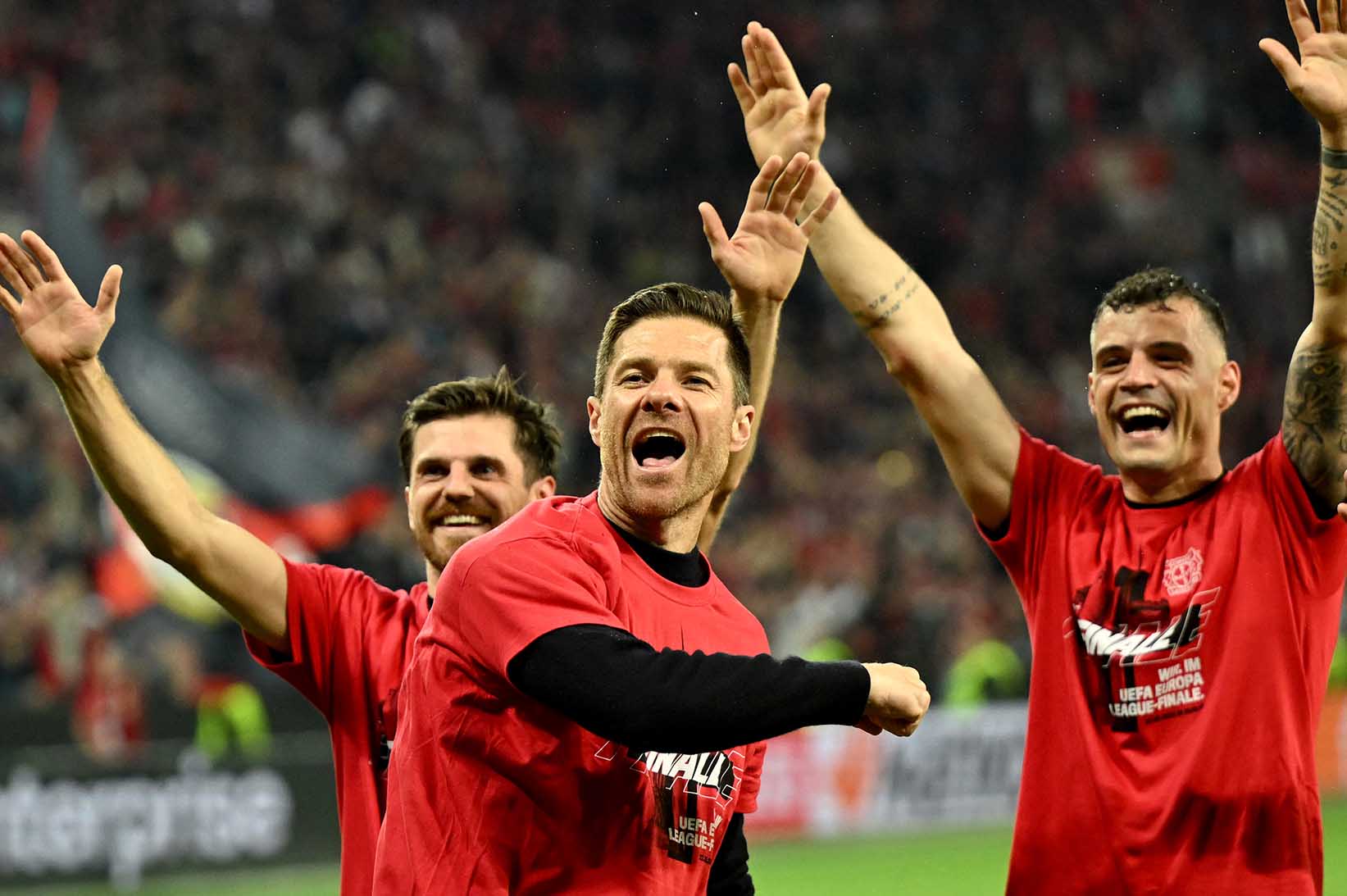 Bayer Leverkusen da len mot tam cao moi ve dang cap duoi ban tay cua Xabi Alonso. Anh: AFP