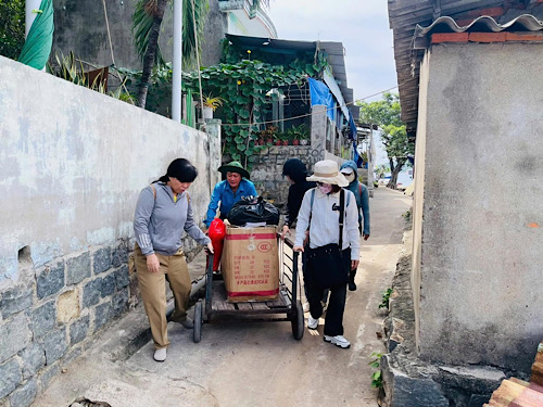 Cán bộ Công đoàn Nha Trang thăm, tặng quà giáo viên học sinh tại đảo Vũng Ngán. Ảnh: Phương Linh