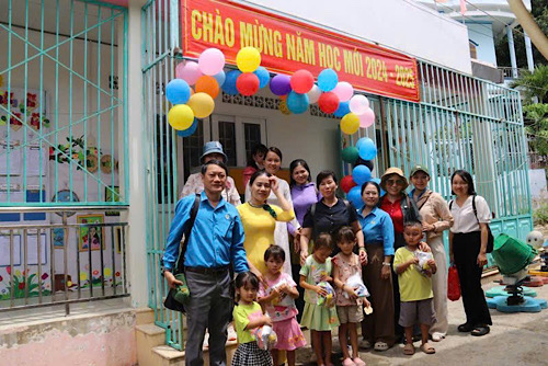 Nha Trang Trade Union officials visited and encouraged union members working at Vung Ngan school. Photo: Phuong Linh