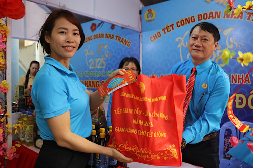 Chăm lo đoàn viên đặc biệt vào dịp Tết được LĐLĐ TP Nha Trang triển khai hiệu quả qua các năm. Ảnh: Phương Linh