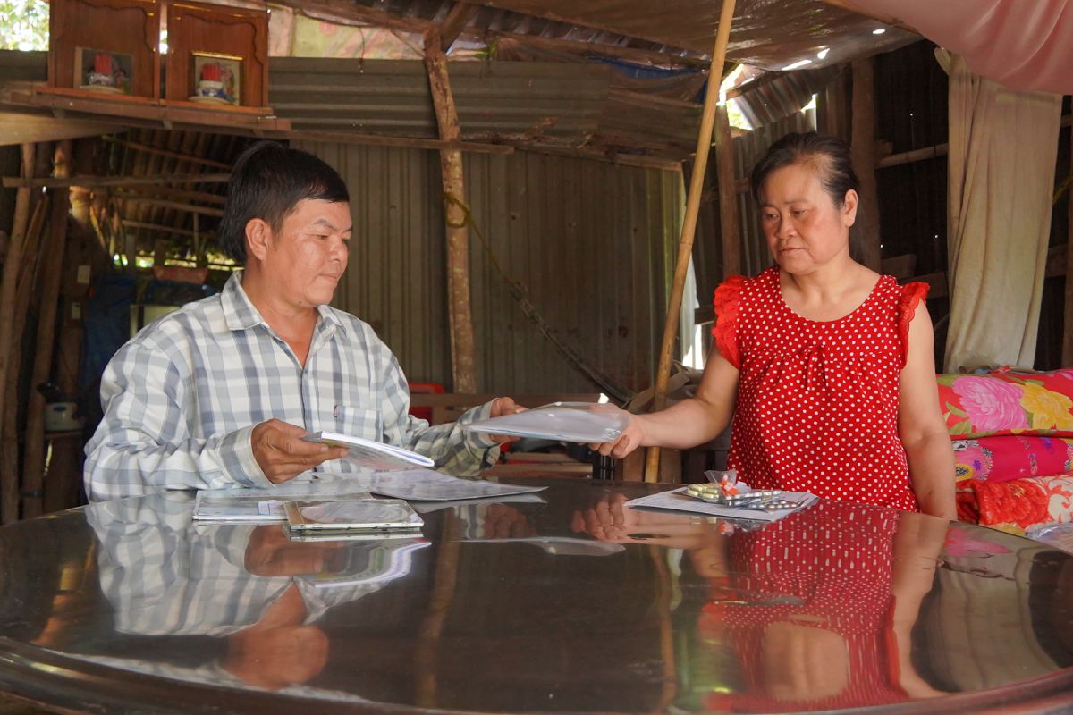 Lagrimas bajo el techo de hierro corrugado oxidado de la familia de 3 personas con enfermedad cardiaca