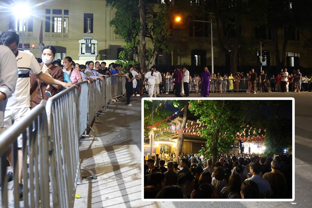 La corriente de personas largas kilometros, durante la noche esperando que la pagoda adore las reliquias del Buda