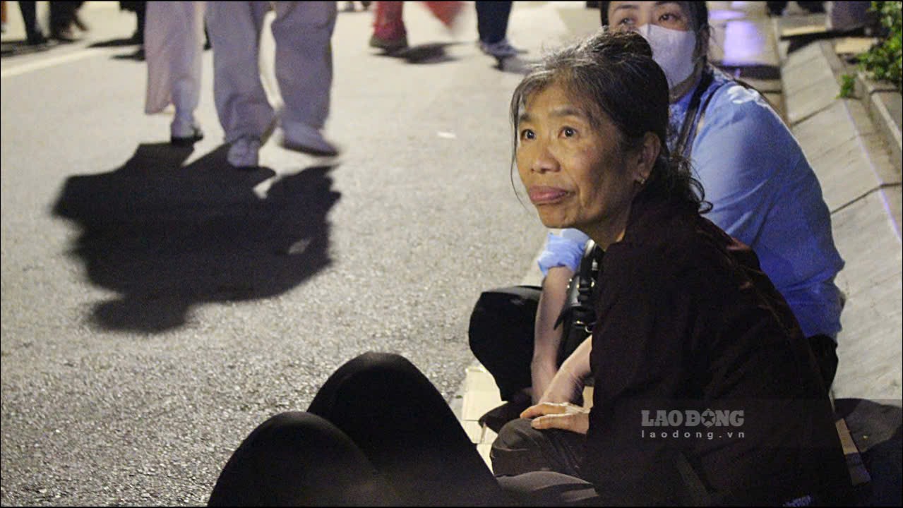 Ba Nguyen Thi Vui (70 tuoi, Vinh Phuc) cho biet: “Tu Vinh Phuc ve, toi da xep hang ca toi de duoc vao chiem bai xa loi Duc Phat, cau mong binh an. Thoi gian ve muon nen toi o lai day qua dem, cho sang mai vao chiem bai them lan nua roi ve”.