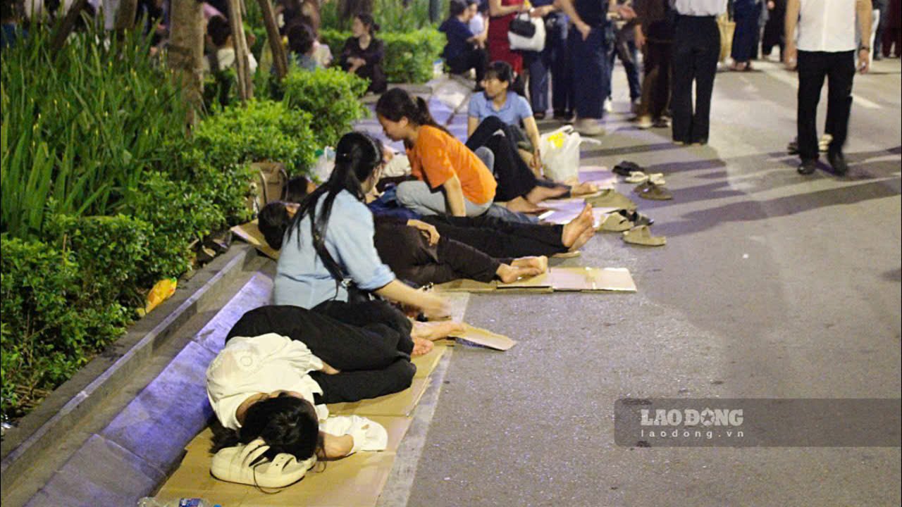 Mot so nguoi dan o cac tinh ngoai Ha Noi sau khi chiem bai chon trai tam bia carton nghi tam tren via he.