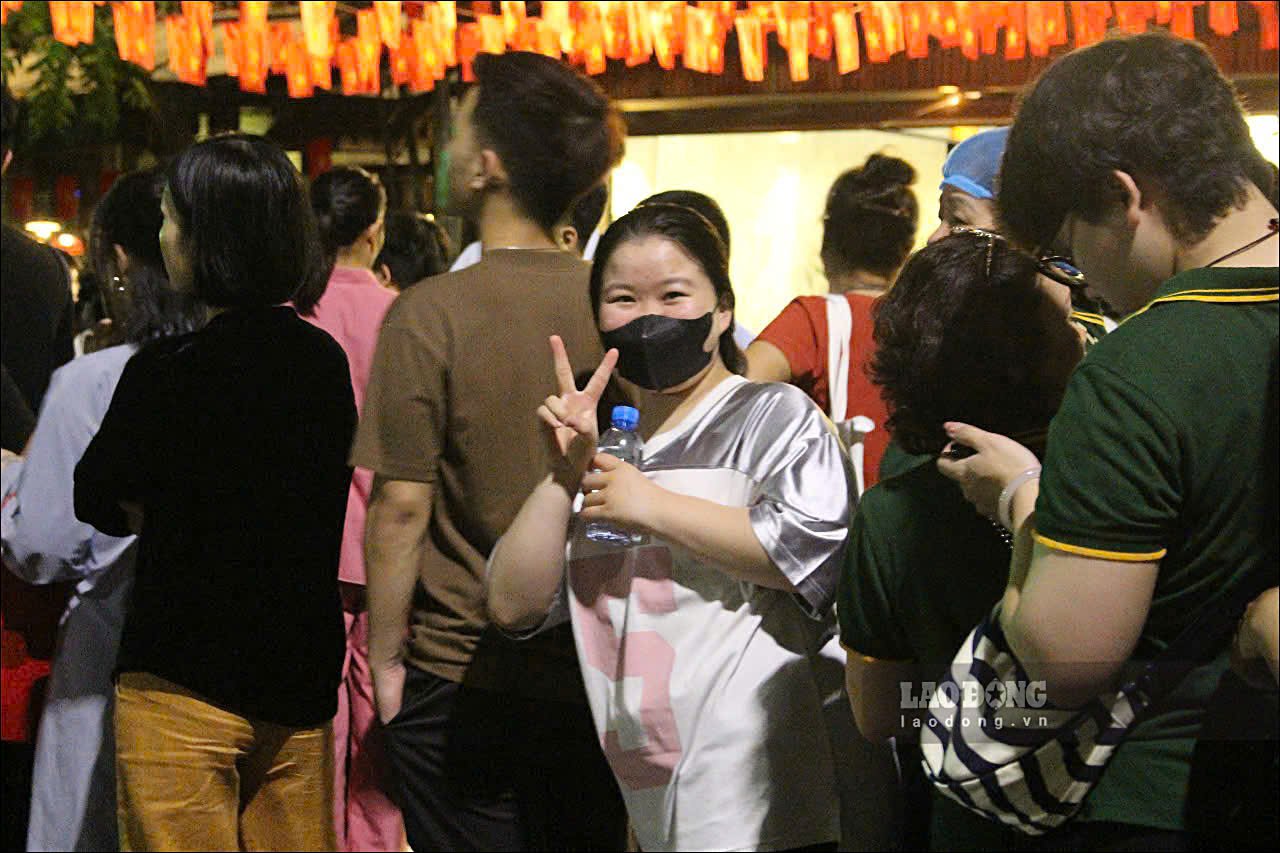 Chi Hong Ngoc (19 tuoi, Ha Noi) chia se: “Luong nguoi den chua Quan Su hom nay rat dong. Xep hang tu 22 gio, den hai tieng sau moi duoc vao chua nhung toi va gia dinh rat phan khoi khi duoc chiem bai xa loi Duc Phat lan dau tien”.
