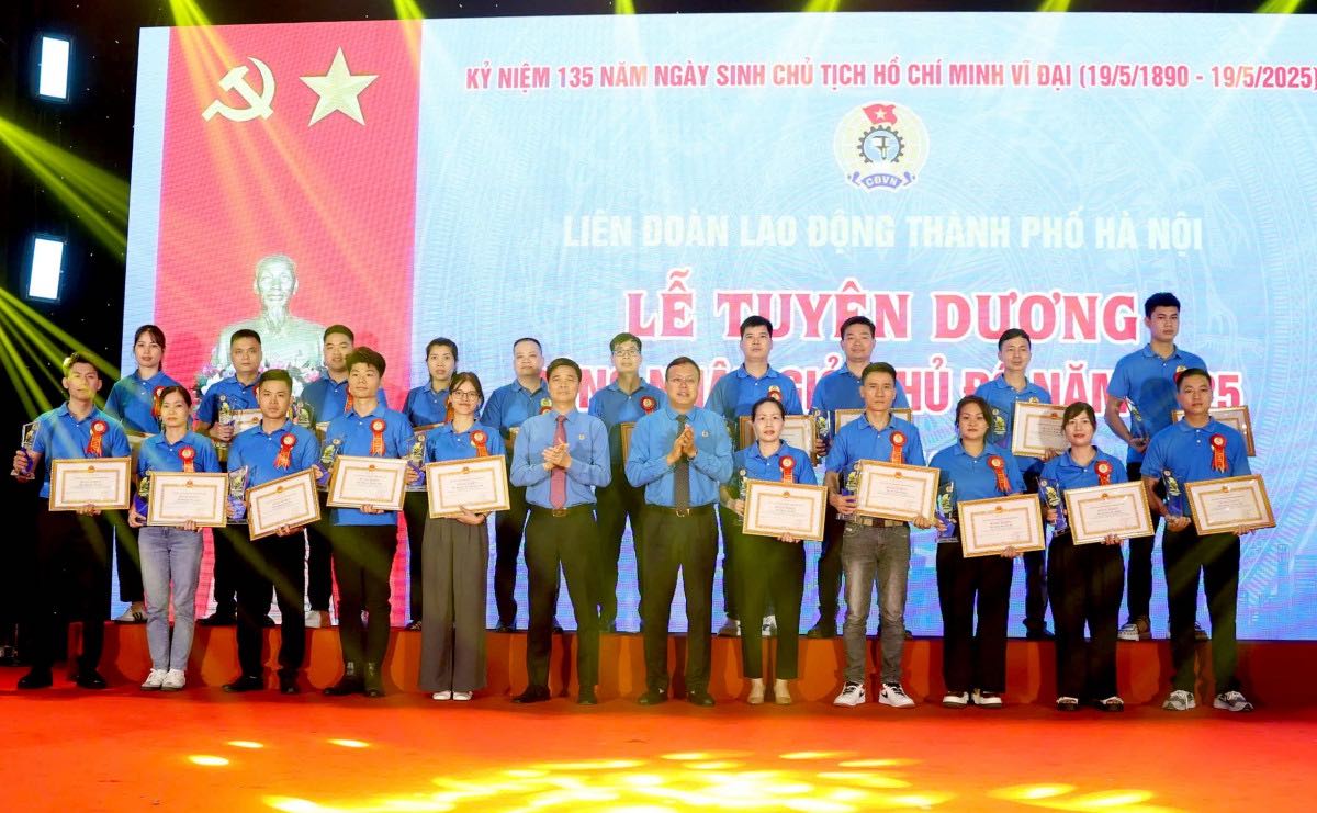 Vice President of the Vietnam General Confederation of Labor Ngo Duy Hieu and President of the Hanoi City Confederation of Labor Pham Quang Thanh presented awards to the Capital's Good Workers in 2025. Photo: Kieu Vu
