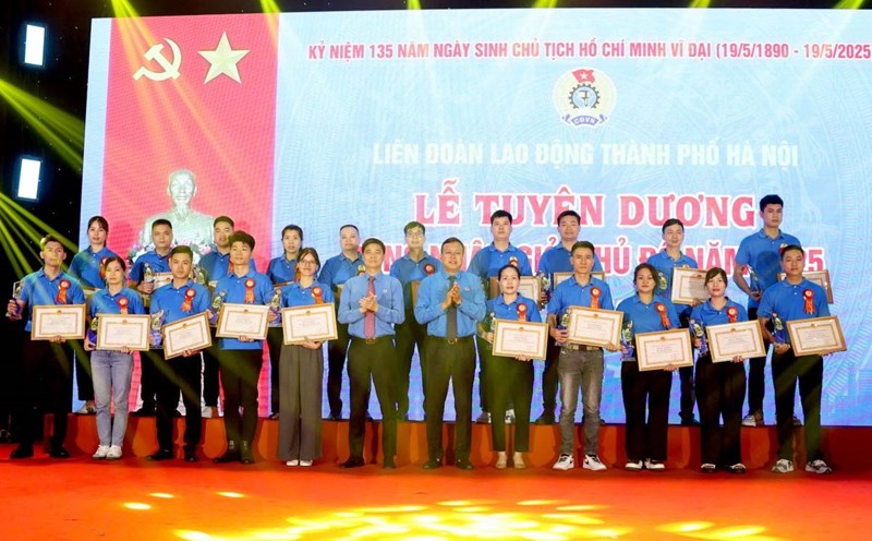 Vice President of the Vietnam General Confederation of Labor Ngo Duy Hieu and President of the Hanoi City Confederation of Labor Pham Quang Thanh presented awards to the Capital's Good Workers in 2025. Photo: Kieu Vu